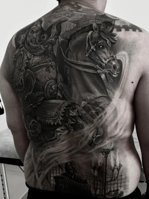 เต็มหลังลายนักรบและม้าศึก