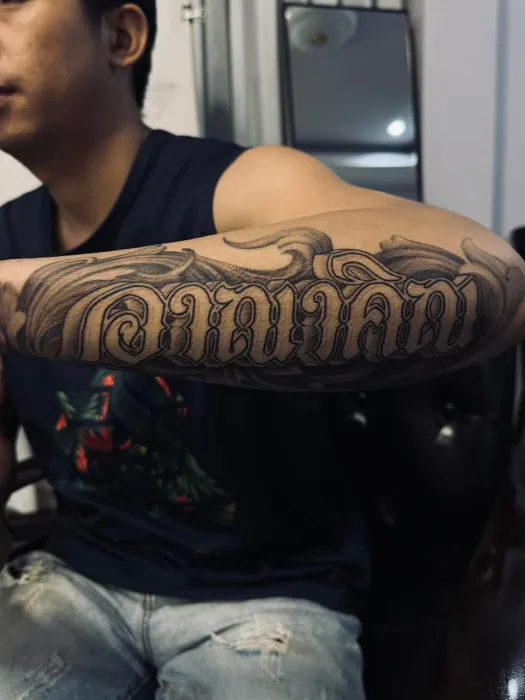 ตัวอักษรสคริปต์บนแขน