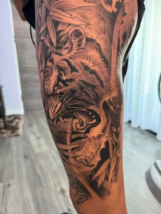 ลายเสือและดอกไม้บนแขน