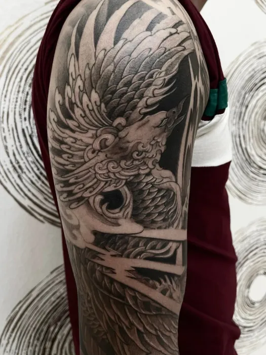 ลายนกอินทรีบนไหล่