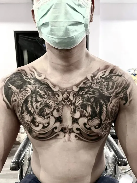 ลายหน้าอกมังกรและเสือ มุมหน้า