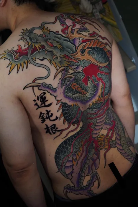 เต็มหลังลายมังกรและอักษรคันจิ
