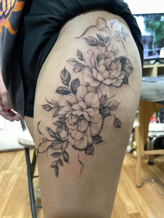 ลายดอกโบตั๋นบนต้นขา