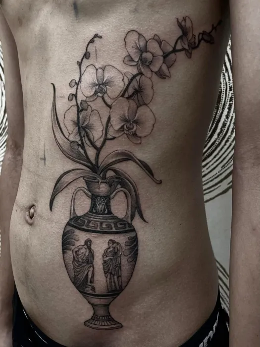 ลายแจกันและดอกกล้วยไม้บนลำตัว