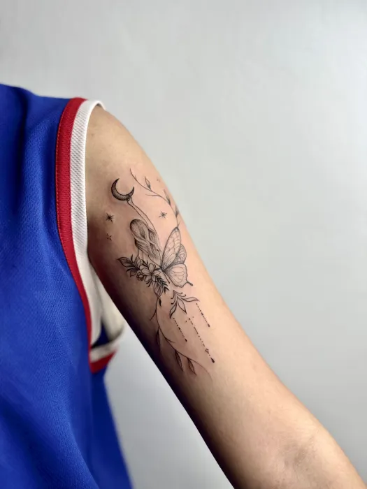 ลายพระจันทร์และดอกไม้บนแขน