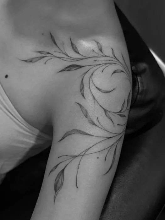 ลายเถาใบไม้บนไหล่