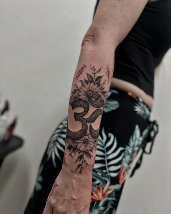 ลายโอมและดอกไม้บนแขน