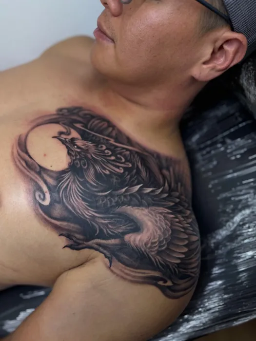 ลายมังกรบนไหล่