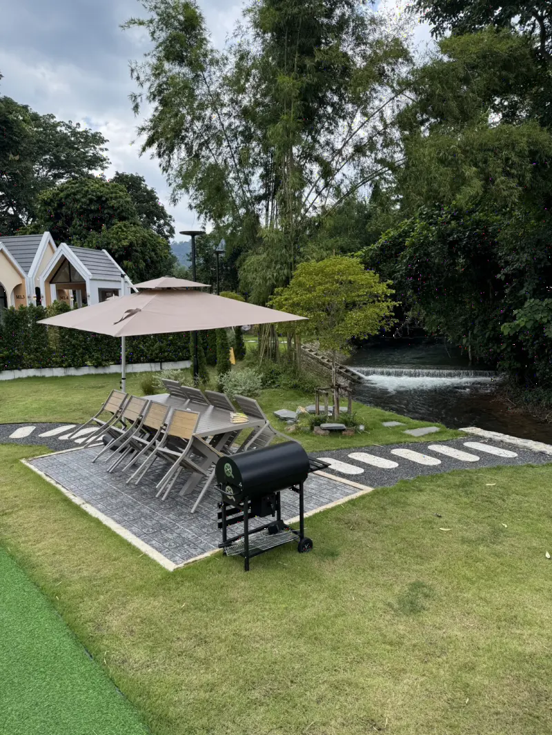 ลานนั่งเล่น & ปิ้งย่างริมน้ำ The Triple M Pool Villa นครนายก